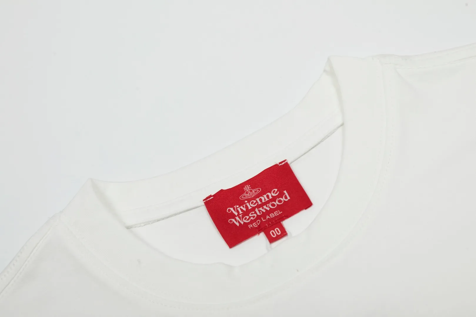 VIVI991# "Top Hot Style" vivienne west wood Three-dimensional heavy-duty flocking printed short-sleeves The top hot style in 2025 ✅240 grams of 32-count high-density double yarn pure cotton, the fabric is comfortable and breathable ✅The perfect combination of three-dimensional heavy-duty flocking and hot stamping logo, the upper body effect is good-looking, the rate of return is high, men and women Size: XS-L Color: white blue, black and red